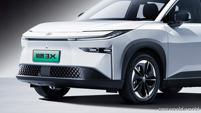 China está comprando rápidamente este vehículo eléctrico de 15,000 dólares, más rápido de lo que Toyota puede fabricarlo | Carscoops